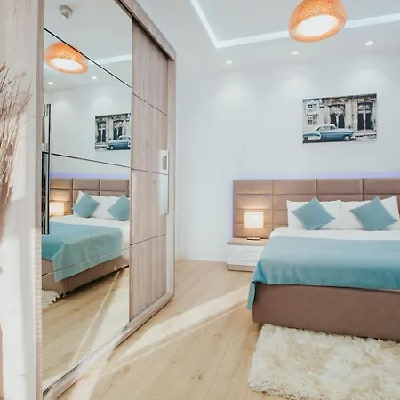 Color Corneliu Coposu 1a Street * Bükreş