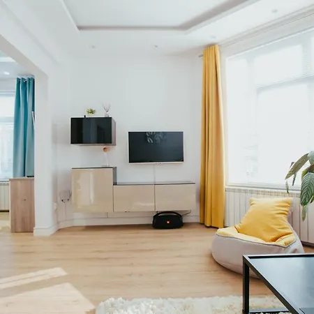 Color Corneliu Coposu 1a Street * בוקרשט